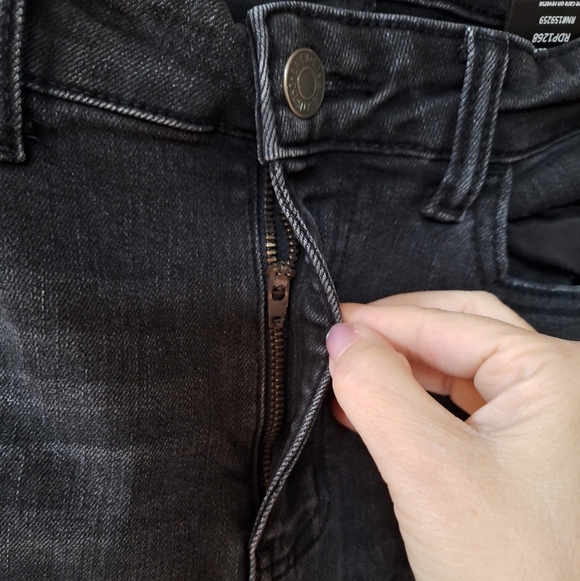 Risen Womens Distressed High Rise Black Skinny Jeans Stretch Crop Size 29 - Picture 2 of 10